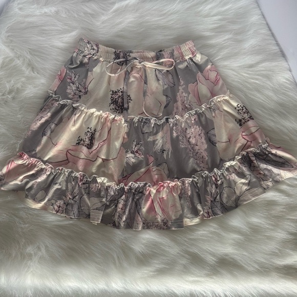 NWOT LoveUDear Pink/gray Floral Ruffle Mini Skirt Women’s size S - Picture 1 of 7